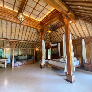 Family Bungalow with Bathtub