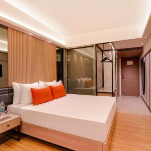 Premier Queen Room
