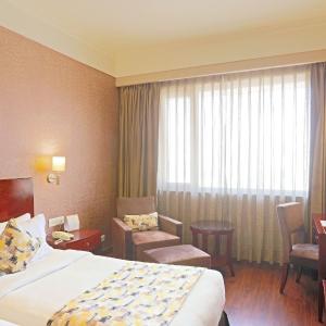 Royal Deluxe:Free welcome drink,  Free parking/ Free valet parking, Free room upgrade (subject to availability), Early check-in (subject to availability), Late check-out (subject to availability), 20% off food and beverage