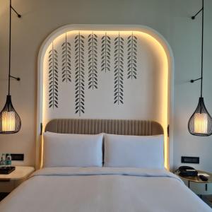 Standard King Room with Outdoor Living Area: 20% off on food,soft beverages, laundry & local transportation(upto 10 km); enjoy 90-min spa at 60mins spa price; BOGO offer on select beverages(5–8 pm) at Connexions Bar