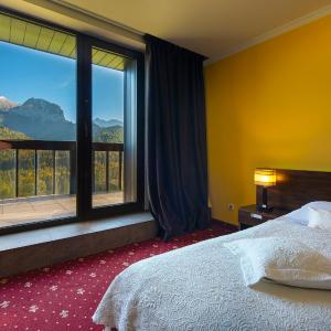 Family Room Standard Plus with Mountain View