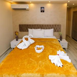 Deluxe King Room with Spa and Pyramids View