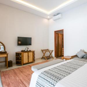 Premier Room with Bathtub and Pool View