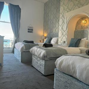 Gold Seaview Family of 4