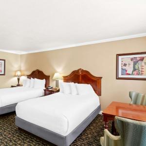 Queen Room with Two Queen Beds - Creekside View - Non Smoking