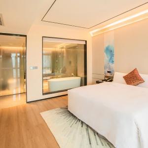 Lia Studio King Bed Room