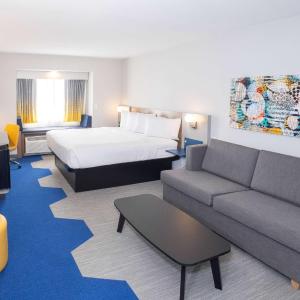 King Suite with Roll-In Shower - Mobility/Hearing Accessible/Non-Smoking