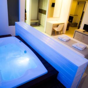 Deluxe Suite with Sea View and spa bath 