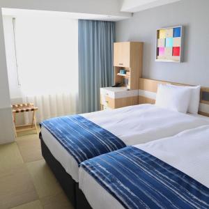 Hollywood Twin Room with Complimentary Lobby Drinks