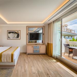 Deluxe Room (2 Adults + 1 Child)