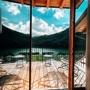 Apartment with Lake View