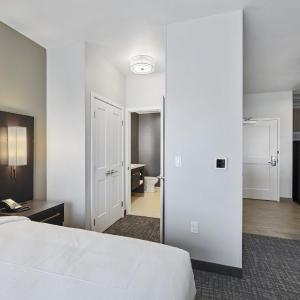 King Studio with Sofa Bed and Roll-in Shower - Mobility Accessible
