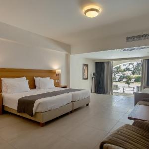 Suite with Shared Pool