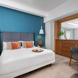 One Bedroom Suite King + Cirque du Soleil LUDÕ Show and Dinner Experience 