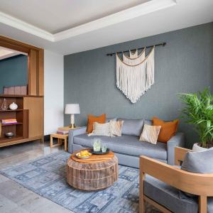 One-Bedroom Twin Suite + BON Park Preview Tickets Included
