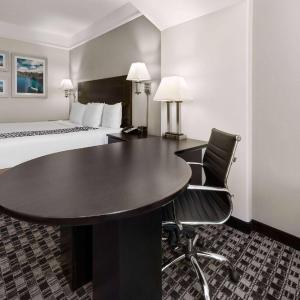 Deluxe King Room - Non-Smoking