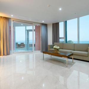Corner Pool Suite