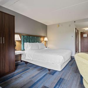 Queen Room with Mobility Access/Non-Smoking