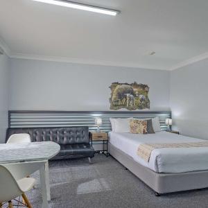 1 Queen, 2 Single Beds/Non Smoking