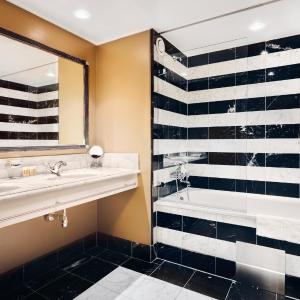 Deluxe King Suite