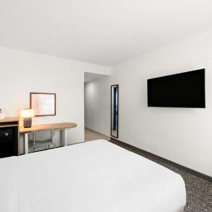 Queen Room with Accessible Tub