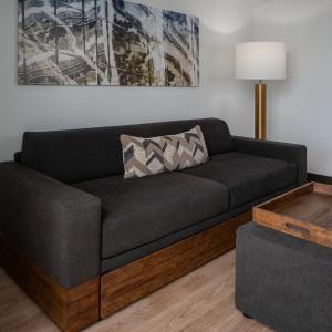 King Suite with Bathtub and Trundle Sofa - Mobility Access