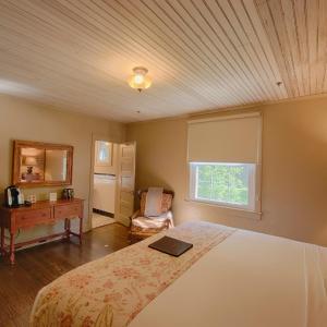 Azalea Lodge Room