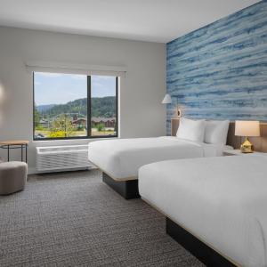 Deluxe Queen Suite with Mountain View - Top Floor