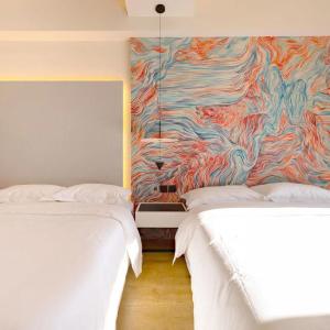 Deluxe Queen Room with Two Queen Beds