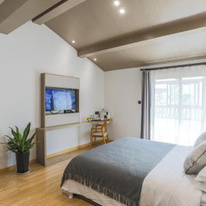 King Room with Balcony