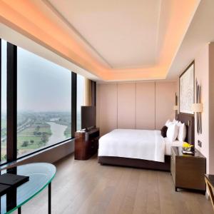 Executive Suite with Executive Lounge Access & Two way Airport Transfer