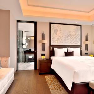 Deluxe Suite with Executive Lounge Access & Two way Airport Transfer