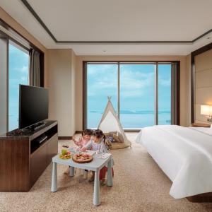 Harbourview, Large Bedroom Suite, King Bed, Club Lounge Access