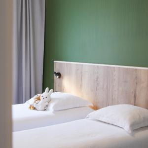 Three-Bedroom Queen Suite with Two Single Beds