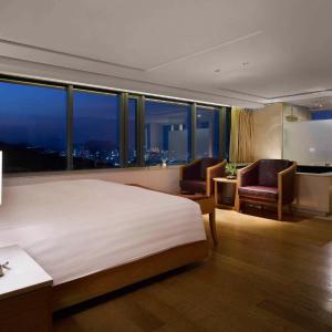 Deluxe Pool Namsan View - The Green Leaves of Summer PKG(Breakfast at Granum Dining Lounge, Indoor&Outdoor pool access, Fitness access for 2 people included)