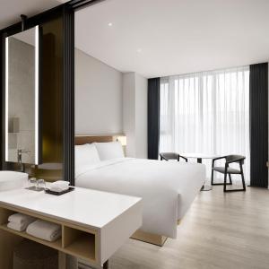 Premier King Room with City View
