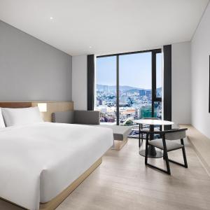 Deluxe King Room with Sofa Bed and City View