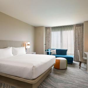 King Room with Roll-in Shower - Mobility and Hearing Accessible