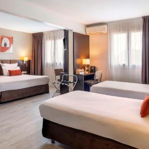 Queen Suite with One Queen Bed and Two Single Beds - Non-Smoking