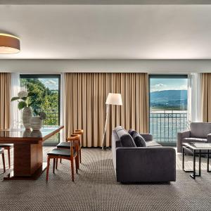 Deluxe Suite with Lake View