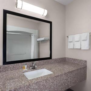 1 King Bed, Studio Suite, Hot Tub, Non-Smoking