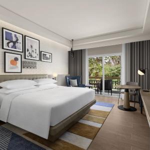 Deluxe King Room with Balcony and Garden View