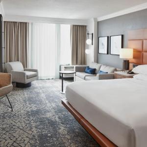Guest room, 1 King, Poolside view
