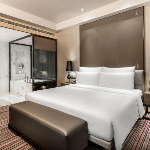 Deluxe Suite,Club level,1 King,City view
