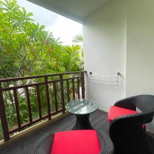 Deluxe Balcony King Garden View