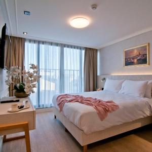 Deluxe Double Room with Side Sea View