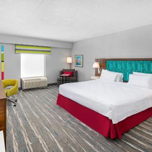 King Room with Accessible Tub - Mobility and Hearing Access/Non-Smoking