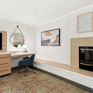 King Study with Fireplace - Non-Smoking