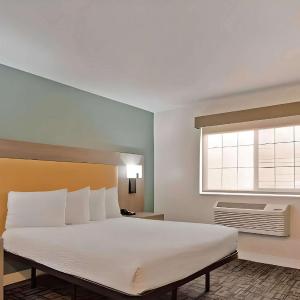 Queen Room with Roll-In Shower - Disability Access/Non Smoking/Interior Hall