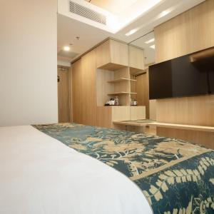 Deluxe King with Bathtub